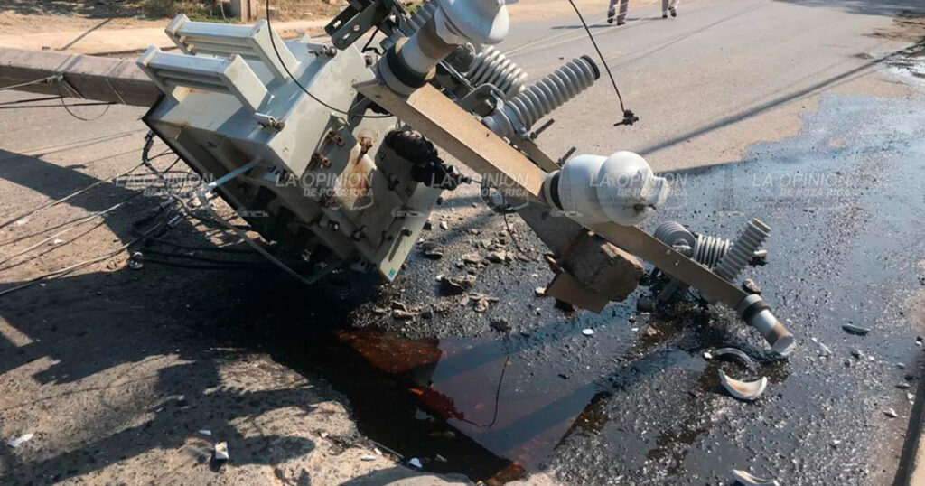 Derriban poste de Teléfono y se quedan sin Internet