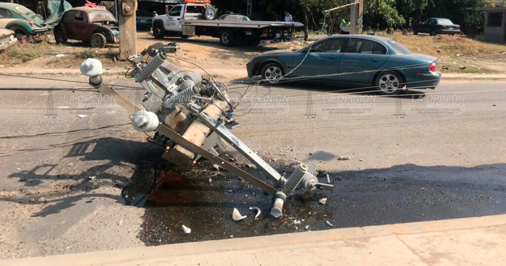 Derriban poste de Teléfono y se quedan sin Internet