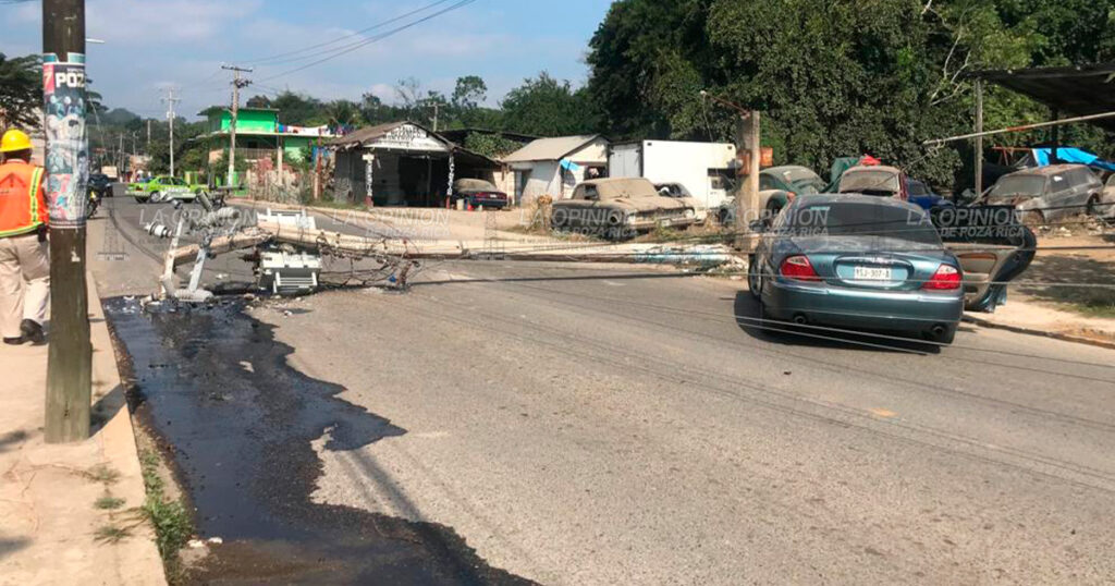 Derriban poste de Teléfono y se quedan sin Internet