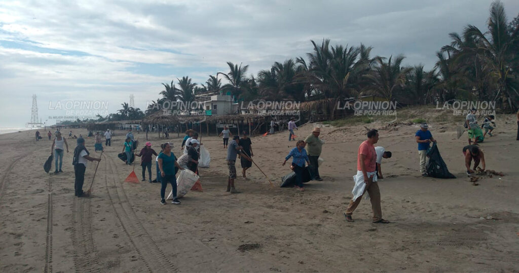 Limpian playas
