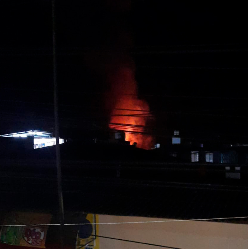 Arde bodega de tarimas