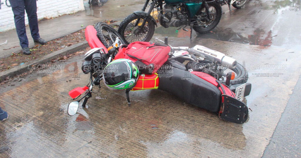 Motociclista derribado por auto en la 27