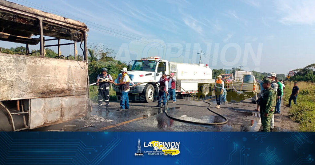 Arde autobús en plena carretera