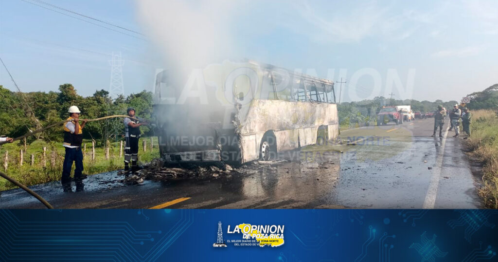 Arde autobús en plena carretera