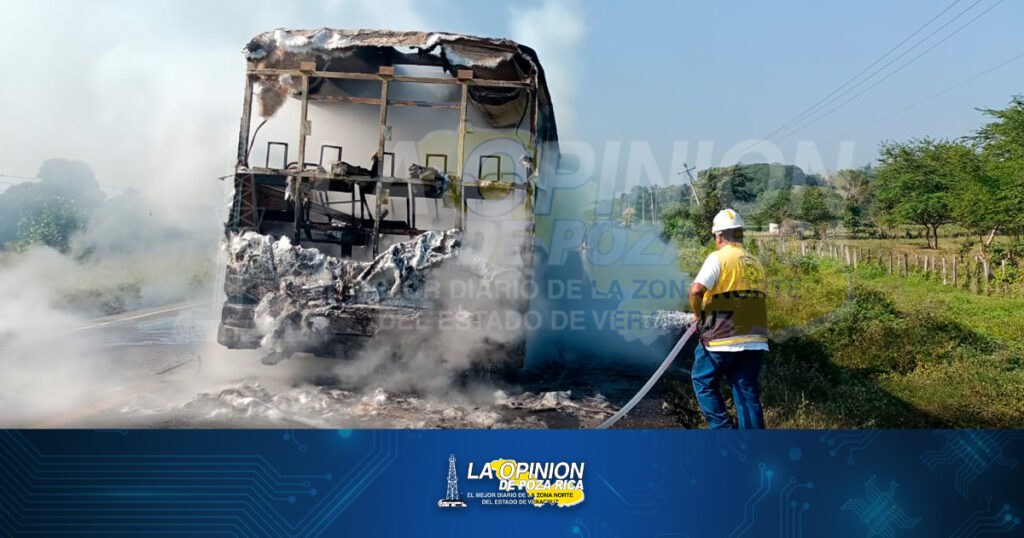 Arde autobús en plena carretera