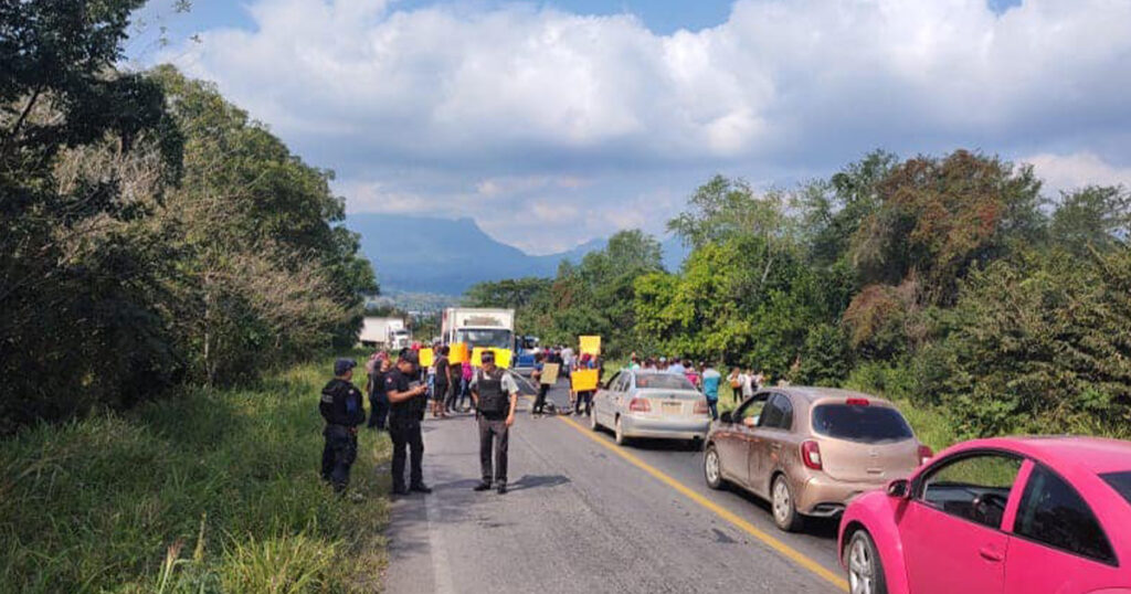 Cierran paso a Tantoyuca y Potrero