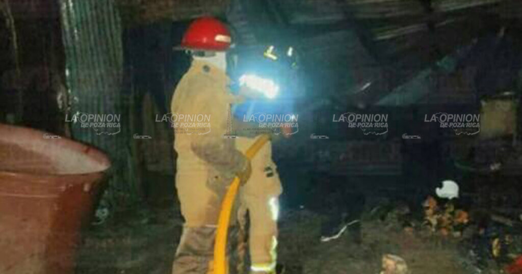 Incendio consume por completo una vivienda