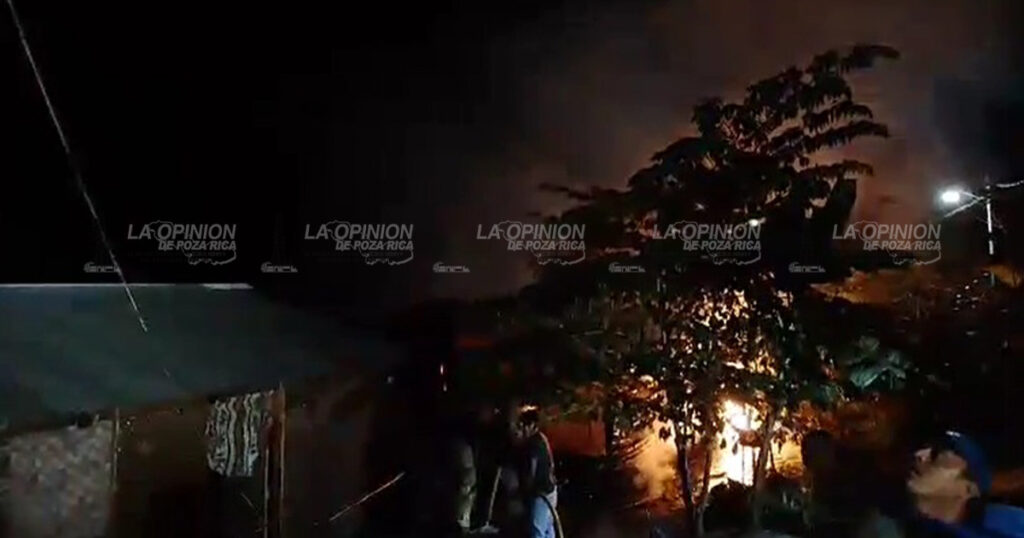 Incendio consume por completo una vivienda