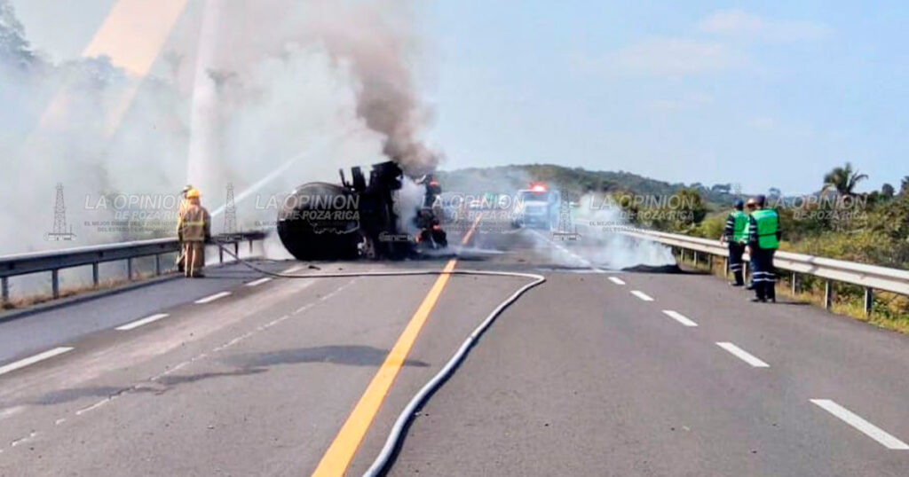 Cierran autopista por incendio de pipa