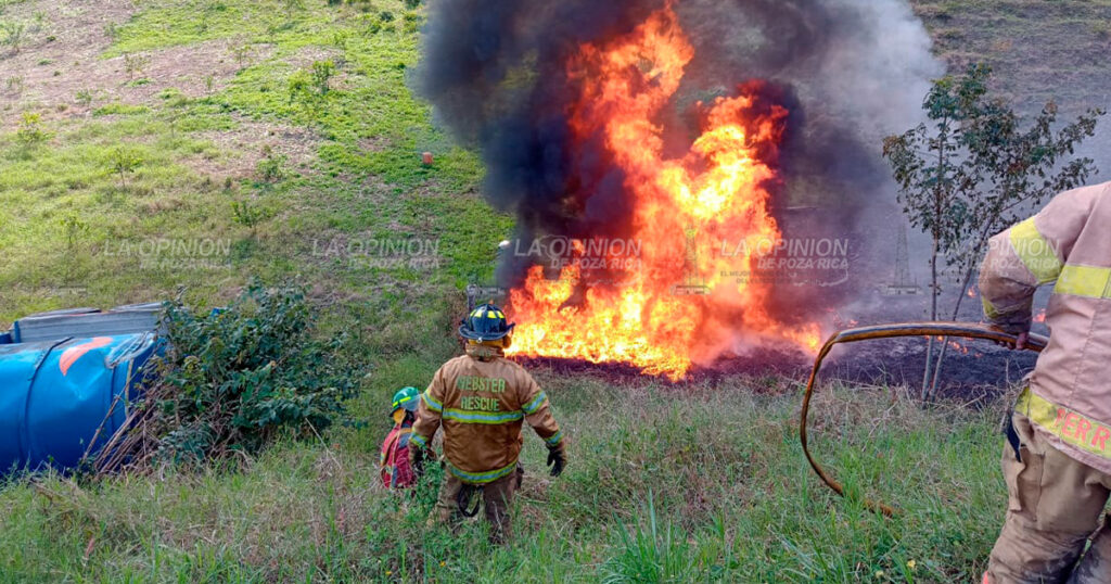 Cierran autopista por incendio de pipa