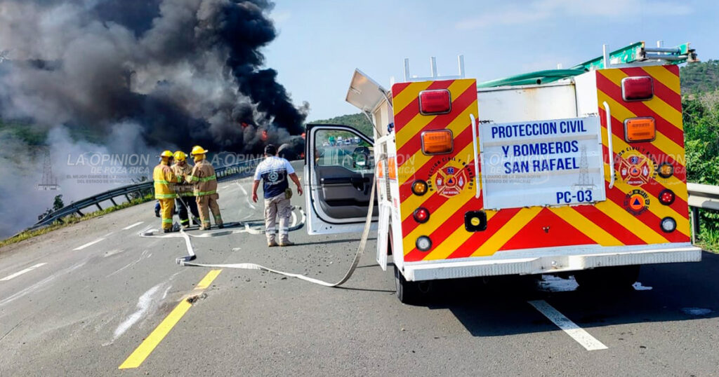 Cierran autopista por incendio de pipa