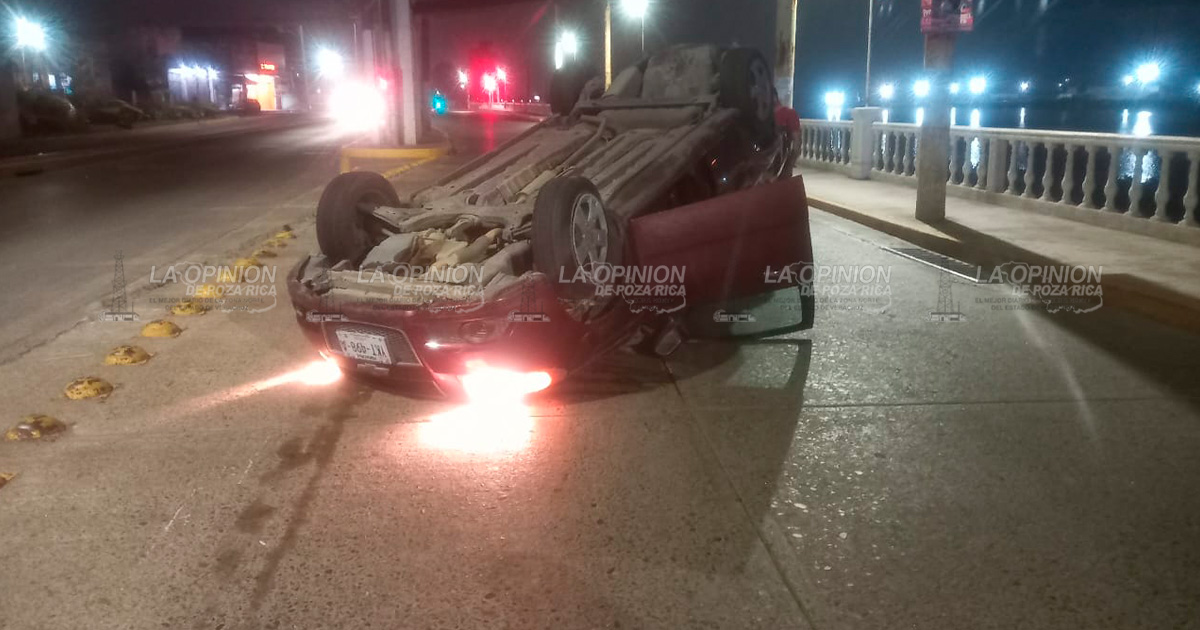 ¡Estudiante vuelca auto en el bulevar!