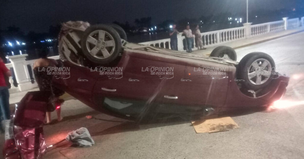 ¡Estudiante vuelca auto en el bulevar!