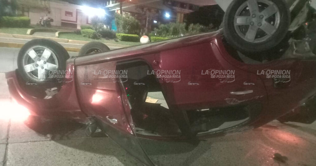 ¡Estudiante vuelca auto en el bulevar!