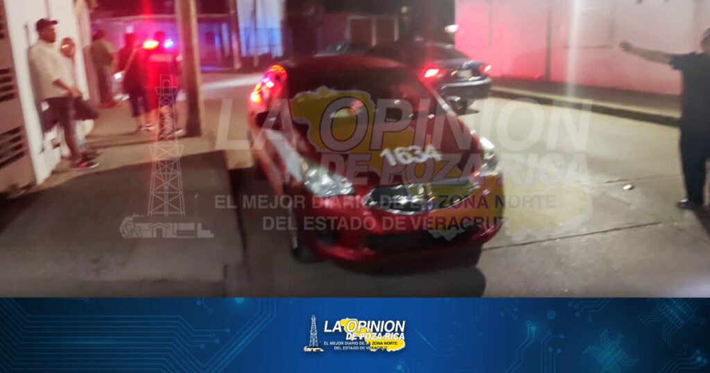 Taxista choca con un auto