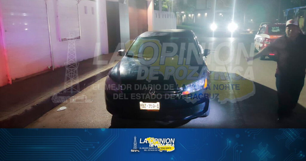 Taxista choca con un auto