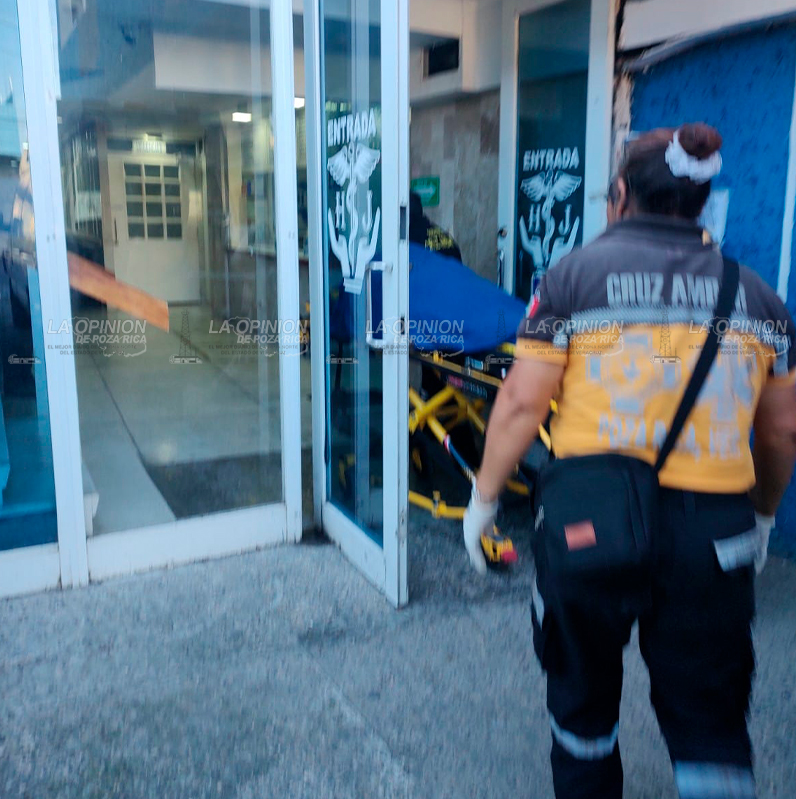 Casi muere al caer de segundo piso