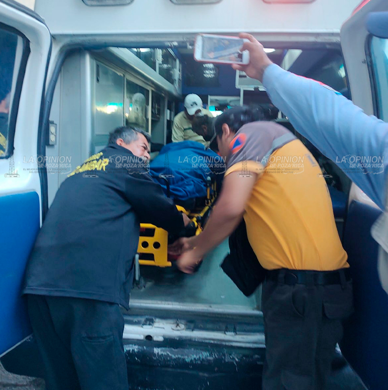 Casi muere al caer de segundo piso