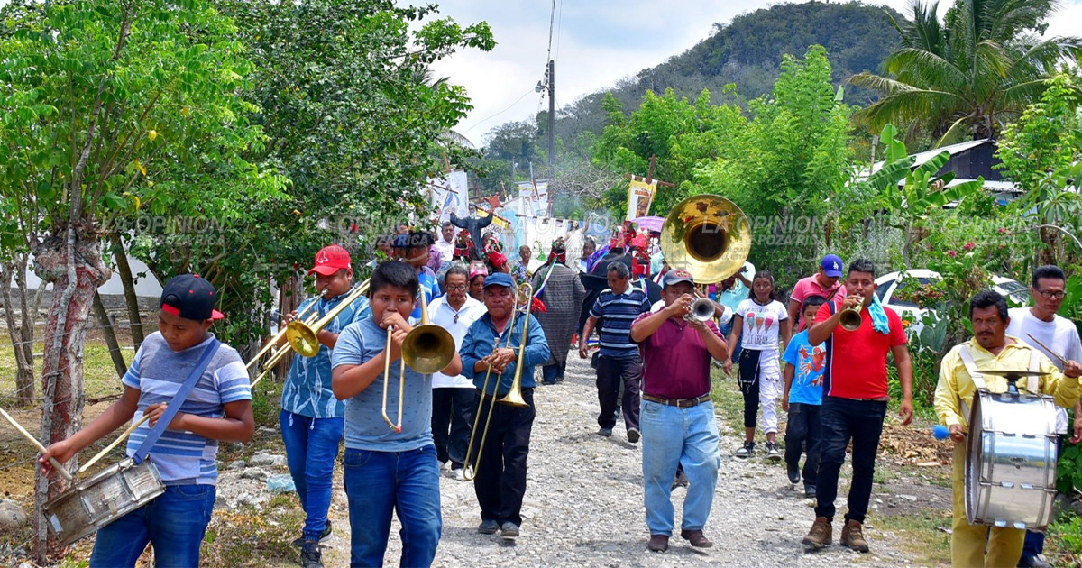 Peregrinan en honor a Virgen de Lourdes