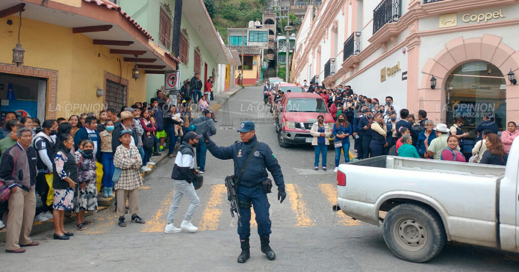 Evacúan a personal y usuarios de Coppel