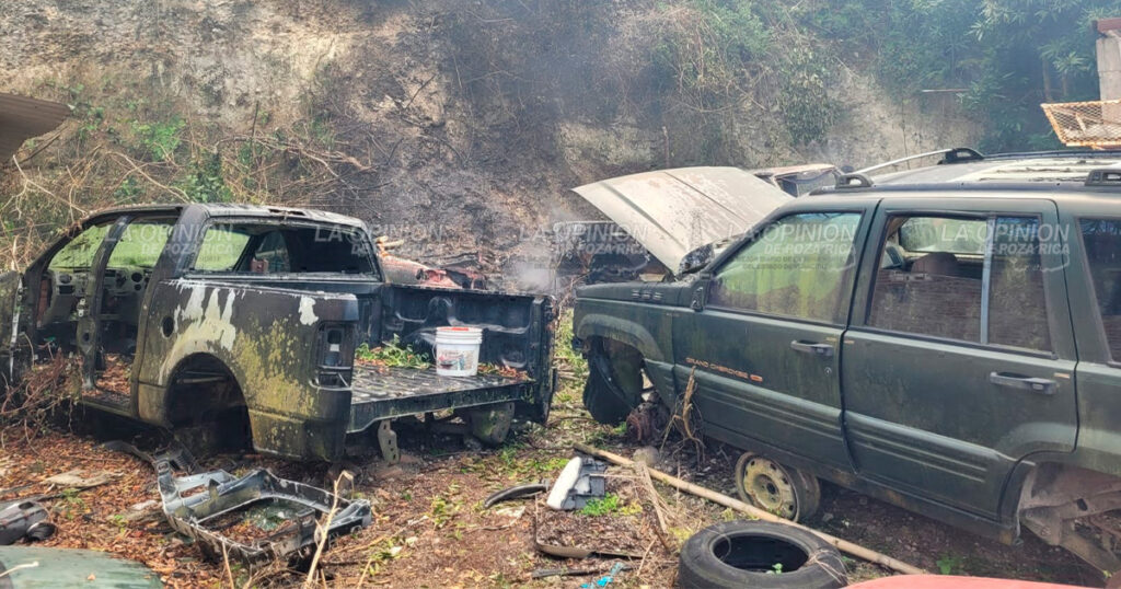 Se quema camioneta en taller mecánico