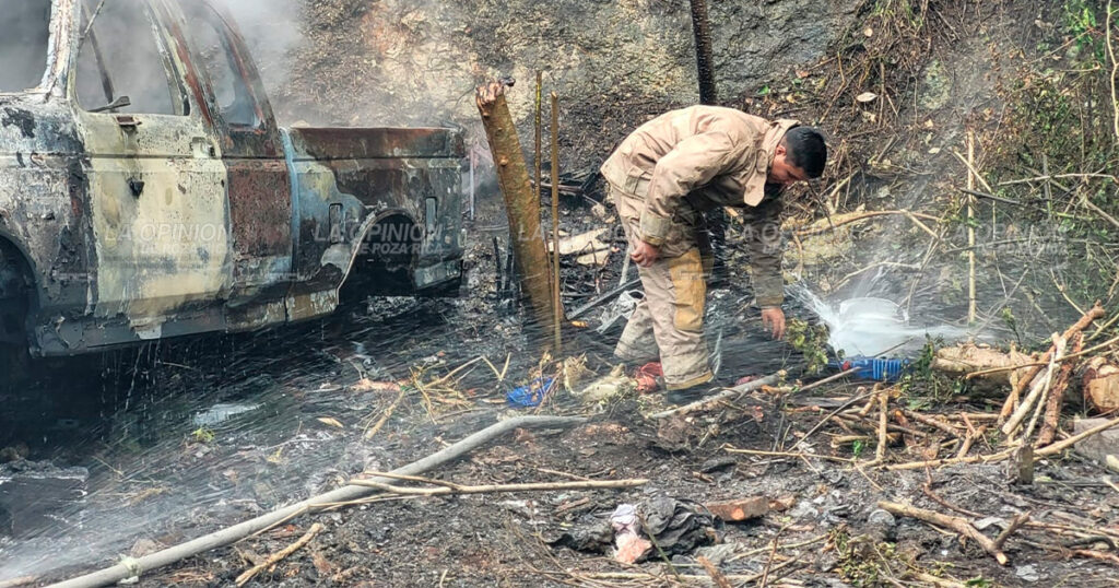 Se quema camioneta en taller mecánico