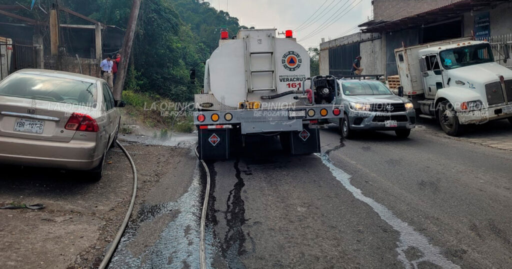 Se quema camioneta en taller mecánico