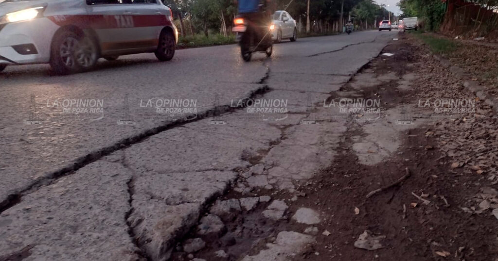 Destrozado acceso hacia el Conalep y Tecnológico