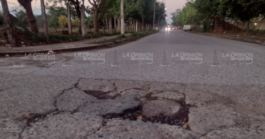 Destrozado acceso hacia el Conalep y Tecnológico