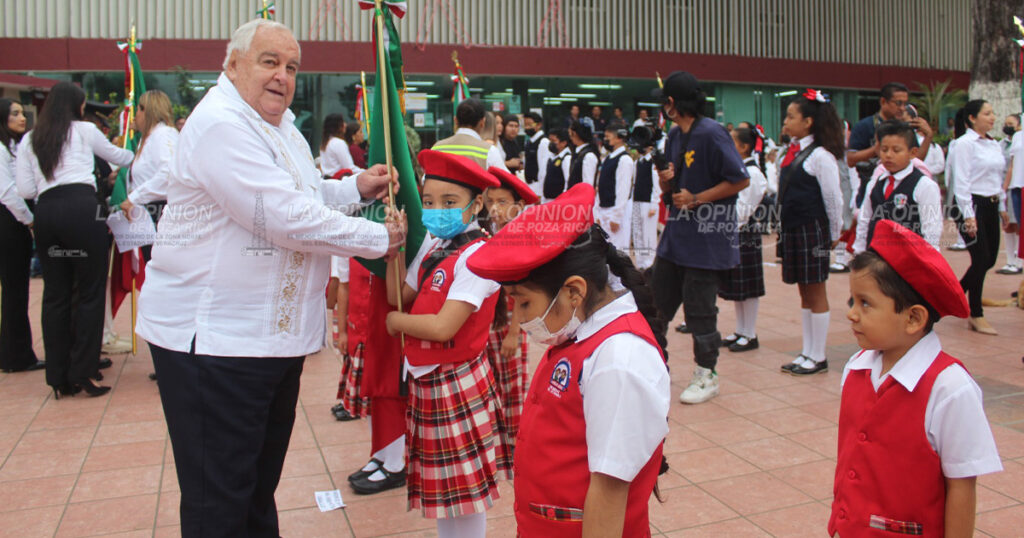 "Nuestra bandera, de las más hermosas del mundo"; Remes Garza