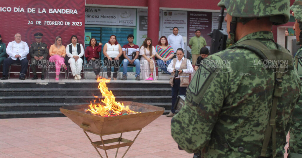 "Nuestra bandera, de las más hermosas del mundo"; Remes Garza