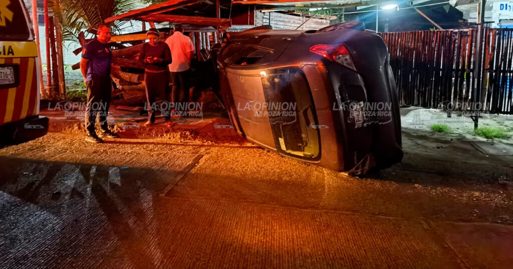 Destroza auto en volcadura