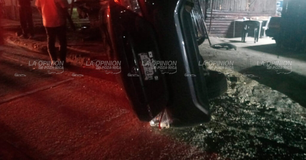 Destroza auto en volcadura