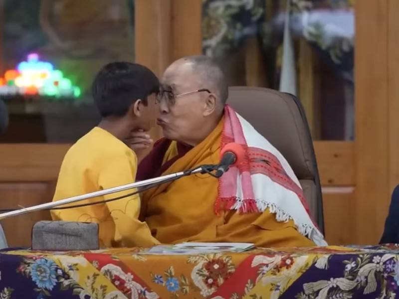 Dalai Lama besa a niño en la boca