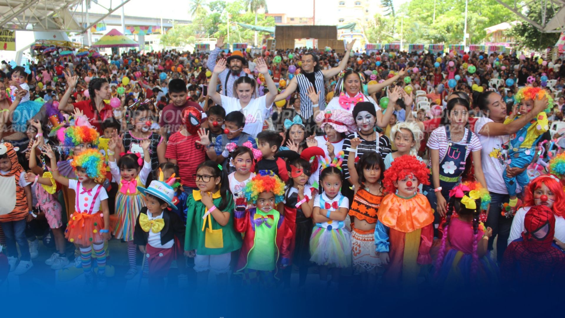 Miles de niñas y niños llenaron el domo de la plaza cívica