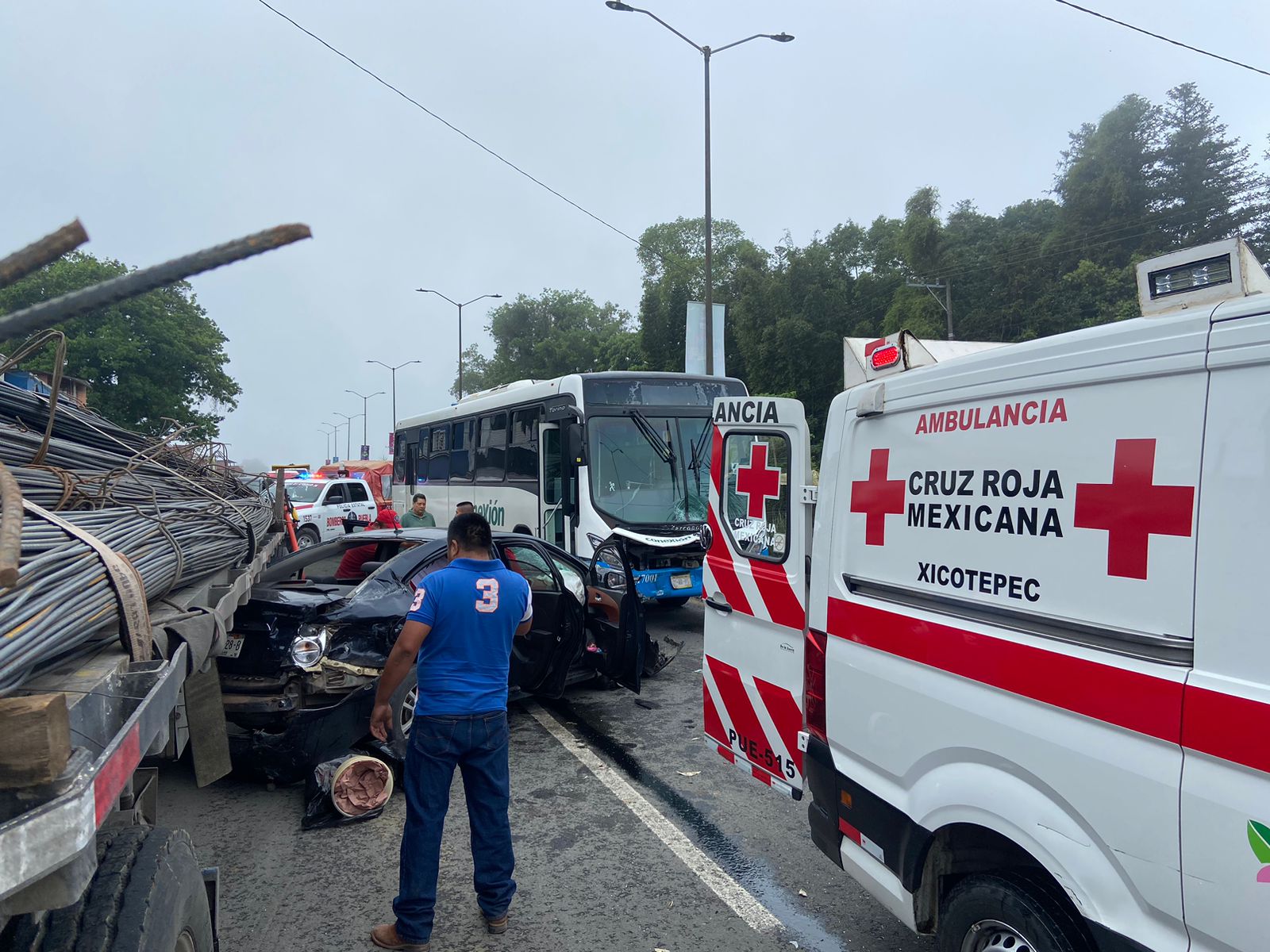 Automóvil se impacta contra trailer y lo choca un autobús