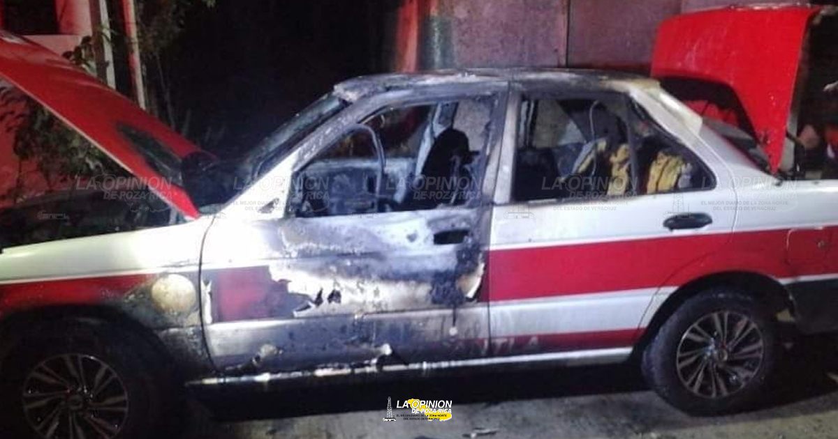 Incendio reduce taxi a cenizas