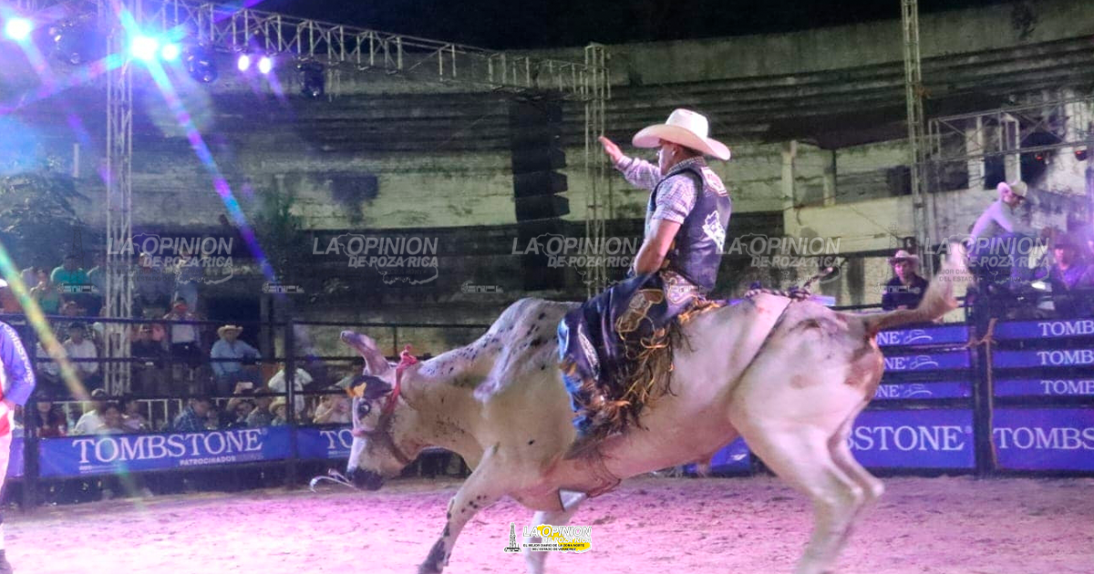 Presentan espectáculo de rodeo