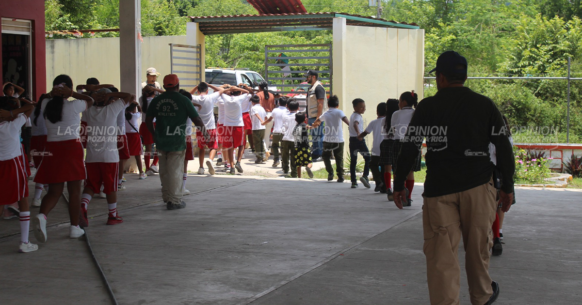170 niños fueron desalojados de sus aulas.