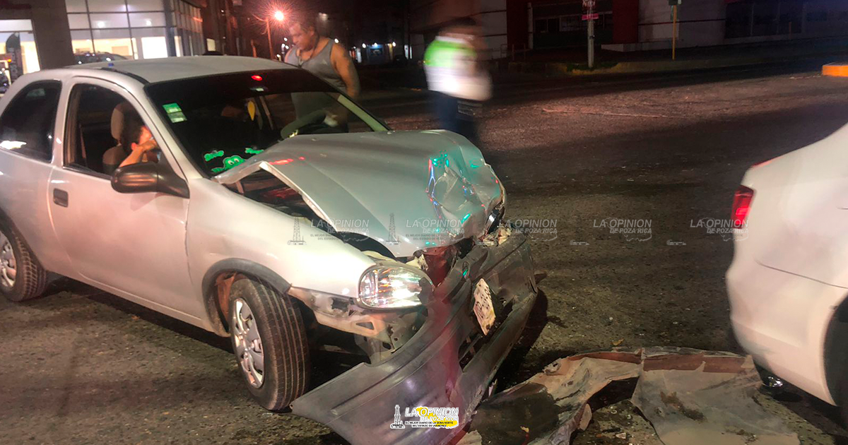 Empleado de CFE choca con Jetta