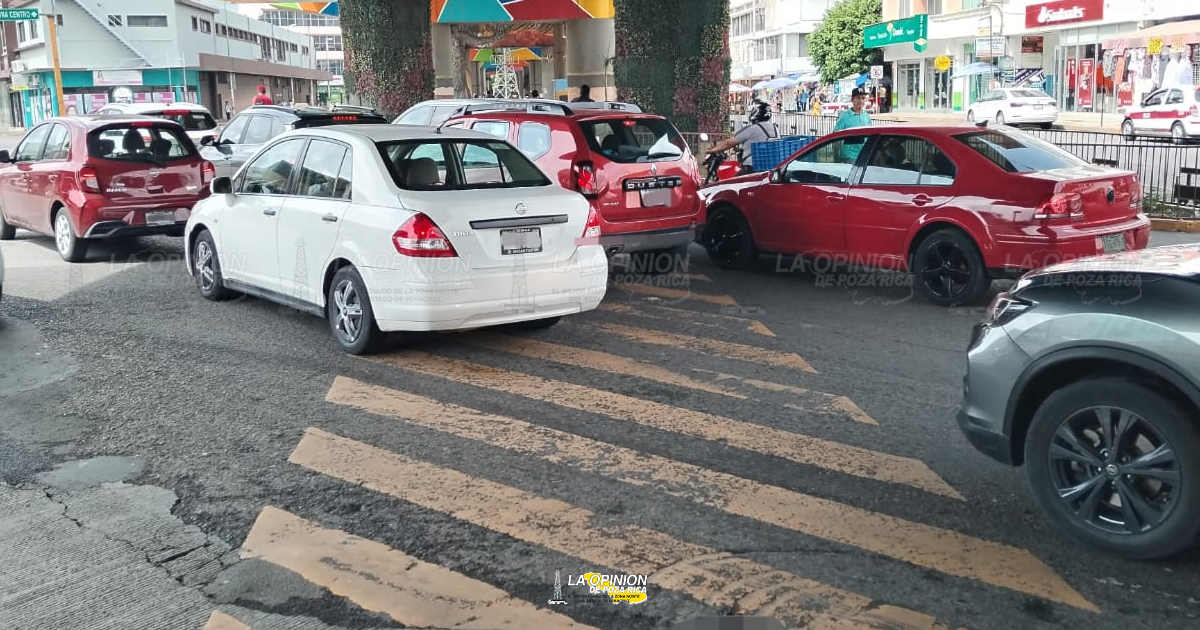 Automovilistas no respetan los pasos peatonales en cruceros de Poza Rica