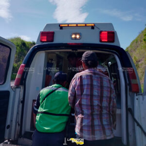 Dos heridos en volcadura de tráiler en Palma Sola