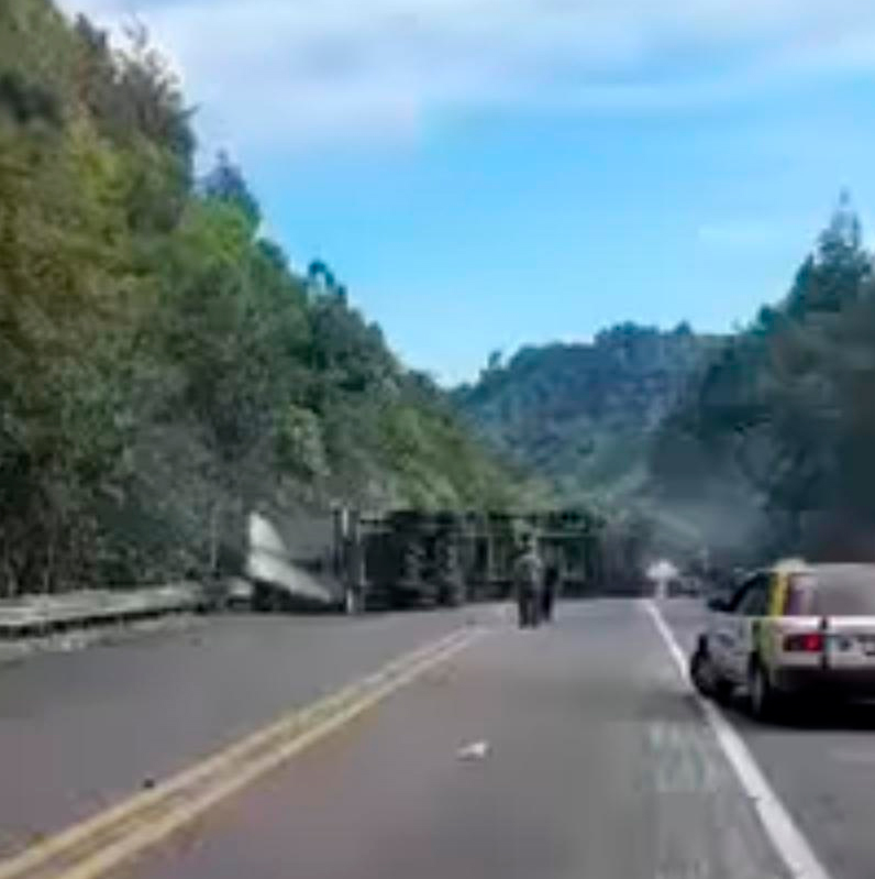 APARATOSO ACCIDENTE SOBRE LA AUTOPISTA MÉXICO-TUXPAN TRÁILER SE QUEDA SIN FRENOS