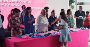 Entrega DIF Municipal lentes graduados a estudiantes de nivel básico