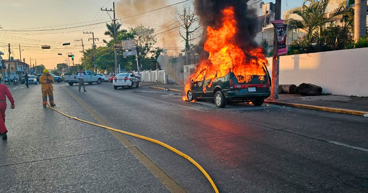 Camioneta prestada reducida en cenizas