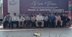 Premian a estudiantes con buen rendimiento escolar