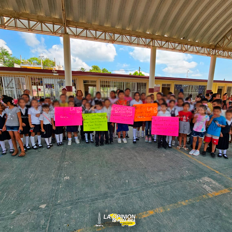 Piden becas y no les dan