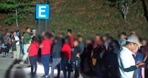 Rescatan e identifican en la caseta Las Choapas, Veracruz a 178 migrantes extranjeros