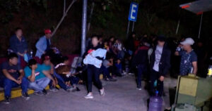 Rescatan e identifican en la caseta Las Choapas, Veracruz a 178 migrantes extranjeros