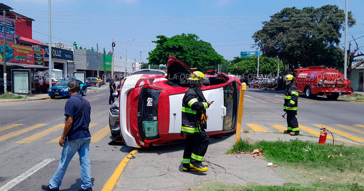 iVuelca taxi en choque!